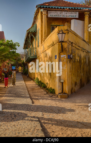 Musee des Femmes (Frauenmuseum) und Street Scene, Frauen tragen Wasser Goree Island, Senegal. Stockfoto