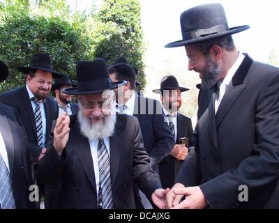 Jerusalem, Israel. 14. August 2013. Sephardische Oberrabbiner YITZHAK YOSEF (L) und Chief Ashkenazi Rabbi DAVID LAU (R) Handschlag Ankunft am Wohnsitz des Präsidenten.  Jerusalem, Israel.  14. August 2013.  Präsident des Staates Israel, Shimon Peres, beherbergt die offizielle Vereidigung der neuen Oberrabbiner Israels, Lau und Yosef, im Beisein von Justizministerin Tzipi Livni und stellvertretender religiösen Angelegenheiten Minister Ben-Dahan. Bildnachweis: Nir Alon/Alamy Live-Nachrichten Stockfoto