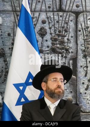 Jerusalem, Israel. 14. August 2013. Ashkenazi HauptRabbiner DAVID LAU beteiligt sich an seine offizielle Vereidigung von Präsident Peres gehostet. Jerusalem, Israel.  14. August 2013.  Präsident des Staates Israel, Shimon Peres, beherbergt die offizielle Vereidigung der neuen Oberrabbiner Israels, Lau und Yosef, im Beisein von Justizministerin Tzipi Livni und stellvertretender religiösen Angelegenheiten Minister Ben-Dahan. Bildnachweis: Nir Alon/Alamy Live-Nachrichten Stockfoto