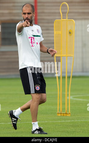 München, Deutschland. 14. August 2013. FC Bayern Trainer Josep Guardiola beteiligt sich an der öffentlichen Trainingseinheit in München, 14. August 2013. Foto: PETER KNEFFEL/Dpa/Alamy Live News Stockfoto