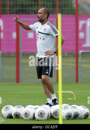 München, Deutschland. 14. August 2013. FC Bayern Trainer Josep Guardiola beteiligt sich an der öffentlichen Trainingseinheit in München, 14. August 2013. Foto: PETER KNEFFEL/Dpa/Alamy Live News Stockfoto