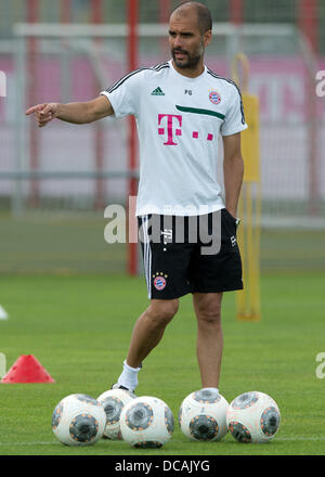 München, Deutschland. 14. August 2013. FC Bayern Trainer Josep Guardiola beteiligt sich an der öffentlichen Trainingseinheit in München, 14. August 2013. Foto: PETER KNEFFEL/Dpa/Alamy Live News Stockfoto