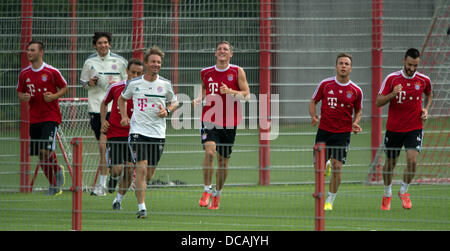 München, Deutschland. 14. August 2013. Diego Contento (R), Mario Goetze (2-R) und Bastian Schweinsteiger FC Bayern beteiligt sich an der öffentlichen Trainingseinheit in München, 14. August 2013. Foto: PETER KNEFFEL/Dpa/Alamy Live News Stockfoto