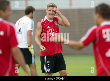 München, Deutschland. 14. August 2013. FC Bayern Bastian Schweinsteiger (C) beteiligt sich an der öffentlichen Trainingseinheit in München, 14. August 2013. Foto: PETER KNEFFEL/Dpa/Alamy Live News Stockfoto