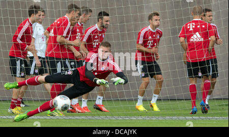 München, Deutschland. 14. August 2013. FC Bayern Torwart Lukas Raeder stoppt den Ball beim öffentlichen Training in München, 14. August 2013. Foto: PETER KNEFFEL/Dpa/Alamy Live News Stockfoto