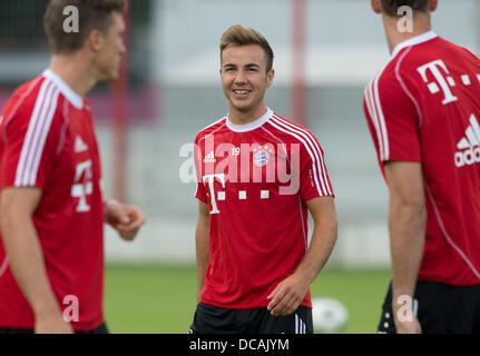 München, Deutschland. 14. August 2013. FC Bayern Mario Goetze lächelt beim öffentlichen Training in München, 14. August 2013. Foto: PETER KNEFFEL/Dpa/Alamy Live News Stockfoto