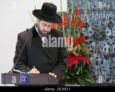 Jerusalem, Israel. 14. August 2013. Ashkenazi HauptRabbiner DAVID LAU unterschreibt seine Einweihung Eid bei seiner offiziellen Vereidigung von Staatspräsident Peres gehostet. Jerusalem, Israel. 14. August 2013.  Präsident des Staates Israel, Shimon Peres, beherbergt die offizielle Vereidigung der neuen Oberrabbiner Israels, Lau und Yosef, im Beisein von Justizministerin Tzipi Livni und stellvertretender religiösen Angelegenheiten Minister Ben-Dahan. Bildnachweis: Nir Alon/Alamy Live-Nachrichten Stockfoto