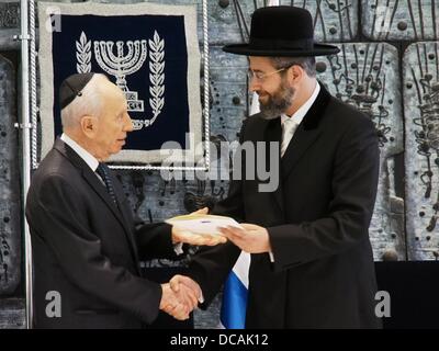 Jerusalem, Israel. 14. August 2013. Chief Ashkenazi Rabbi David Lau (R) legt seinen signierte Einweihung Eid, Präsident SHIMON PERES (L) bei seiner offiziellen Vereidigung. Jerusalem, Israel. 14. August 2013.  Präsident des Staates Israel, Shimon Peres, beherbergt die offizielle Vereidigung der neuen Oberrabbiner Israels, Lau und Yosef, im Beisein von Justizministerin Tzipi Livni und stellvertretender religiösen Angelegenheiten Minister Ben-Dahan. Bildnachweis: Nir Alon/Alamy Live-Nachrichten Stockfoto