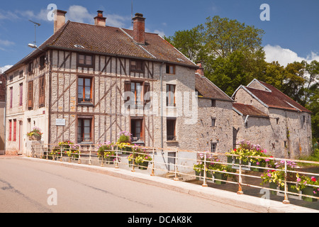 Ein halb Fachwerkhaus in dem Dorf Essoyes in der Champagne. Das Dorf war Heimat von Auguste Renoir. Stockfoto