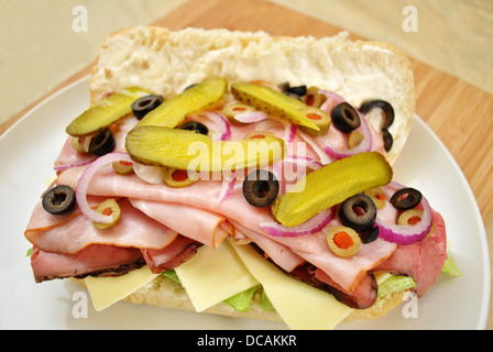 Fleischige Sandwich gestapelt hoch mit frischem Gemüse Stockfoto