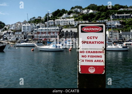 Ein Schild an der Uferstraße in Looe. Stockfoto