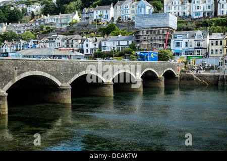 Die Brücke über den Fluß Looe in Cornwall. Stockfoto