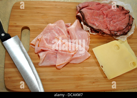 Wurstwaren und Käse auf ein Schneidebrett Stockfoto