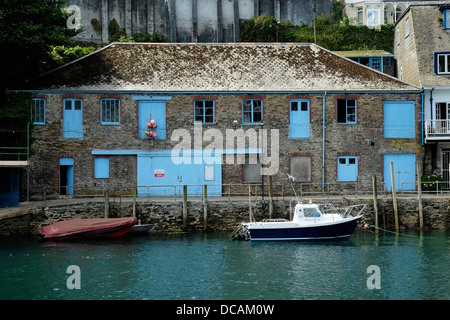 Ein altes Lagerhaus am Kai in West Looe in Cornwall. Stockfoto