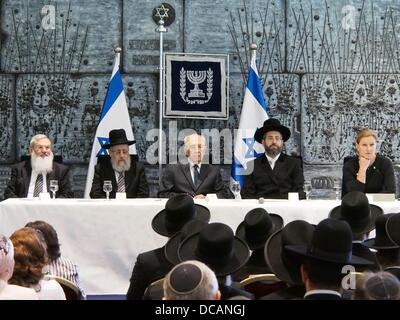Jerusalem, Israel. 14. August 2013. Präsident SHIMON PERES sitzt Mitte zwischen Chief sephardische Rabbi YITZHAK YOSEF (L) und Chief Ashkenazi Rabbi DAVID LAU (R) an die offizielle Vereidigung der neuen Oberrabbiner Israels. Jerusalem, Israel. 14. August 2013.  Präsident des Staates Israel, Shimon Peres, beherbergt die offizielle Vereidigung der neuen Oberrabbiner Israels, Lau und Yosef, im Beisein von Justizministerin Tzipi Livni und stellvertretender religiösen Angelegenheiten Minister Ben-Dahan. Bildnachweis: Nir Alon/Alamy Live-Nachrichten Stockfoto