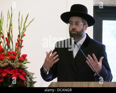 Jerusalem, Israel. 14. August 2013. Ashkenazi HauptRabbiner DAVID LAU wendet sich das Publikum in seiner offiziellen Vereidigung in der Präsidenten-Residenz. Jerusalem, Israel. 14. August 2013.  Präsident des Staates Israel, Shimon Peres, beherbergt die offizielle Vereidigung der neuen Oberrabbiner Israels, Lau und Yosef, im Beisein von Justizministerin Tzipi Livni und stellvertretender religiösen Angelegenheiten Minister Ben-Dahan. Bildnachweis: Nir Alon/Alamy Live-Nachrichten Stockfoto