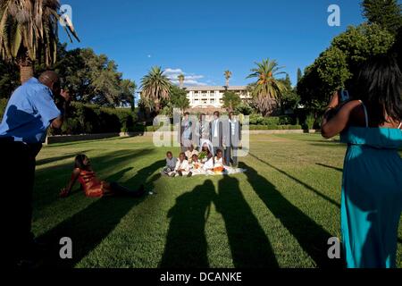 Abgebildet ist eine Hochzeitsfeier im Park der Tintenpalast (lit.) Tinte Palast), der Sitz des Parlaments von Namibia in Windhoek, Namibia, 18. Dezember 2010. Foto: Tom Schulze Stockfoto