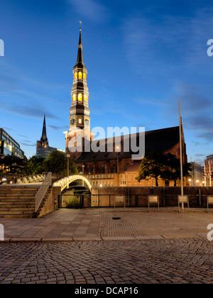 Katharinenkirche (St. Katharinen) in der Nähe von Speicherstadt Hamburg in der Nacht, Turm der Nikolaikirche im Hintergrund Stockfoto