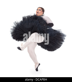 Übergewicht Drag Queen tanzen in einem Tutu flink balancieren auf Zehenspitzen mit seinen Fuß in eine lustige Karikatur eines weiblichen Balletts Stockfoto