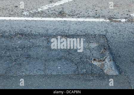 Schlechte Straße Reparatur in eine beschädigte Fahrbahn und Schlagloch, Nottinghamshire, England, Großbritannien Stockfoto