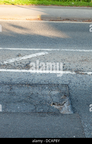 Schlechte Straßen Reparatur in eine beschädigte Fahrbahn und Schlagloch, Nottinghamshire, England, Großbritannien Stockfoto