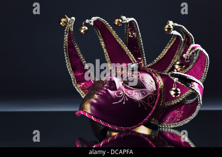 Die venezianische Maske mit Glocken auf einem Spiegel Tisch Stockfoto