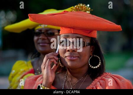 Zwei Frauen eines Hochzeitsfestes sind abgebildet traditionelle Herero Kleider in den Park von der Tintenpalast (lit.) Tinte Palast), der Sitz des Parlaments von Namibia in Windhoek, Namibia, 18. Dezember 2010. Foto: Tom Schulze Stockfoto