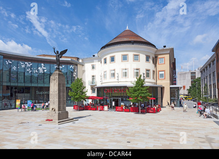 New Stadtplatz in Woking, Surrey, England, mit dem Denkmal für den ersten Weltkrieg und dem zweiten Weltkrieg, Geschäfte, Bibliothek und Restaurant Café Rouge Stockfoto