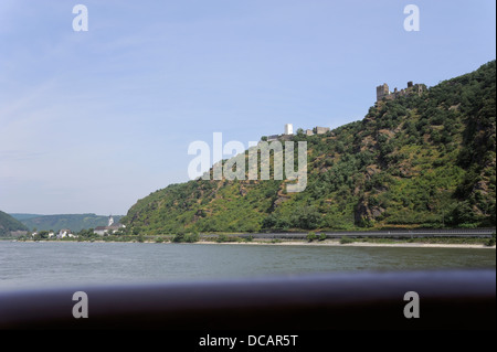 Burg Sterrenberg und Burg Liebenstein von einer Bootsfahrt Rhein Tal gesehen Stockfoto