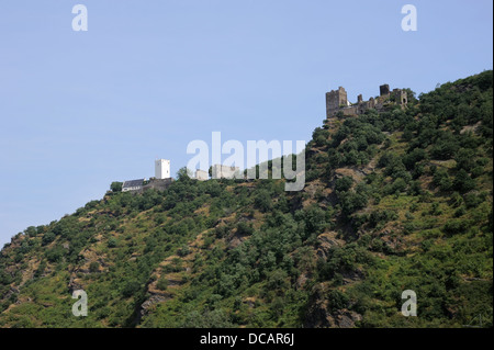 Burg Sterrenberg und Burg Liebenstein auf dem Hügel des mittleren Rheintals Stockfoto