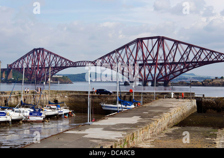 Die Forth-Brücke (Eisenbahnbrücke) und der Hafen von South Queensferry, in der Nähe von Edinburgh, Schottland. Stockfoto