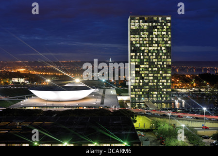 Brasilien, Brasilia: Nächtlicher Blick auf die National Congress und nördlichen Teil der Hauptstadt Stockfoto