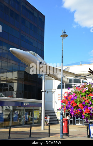 Hawker Hunter Replik Flugzeuge, Crown Square, Woking, Surrey, England, Vereinigtes Königreich Stockfoto