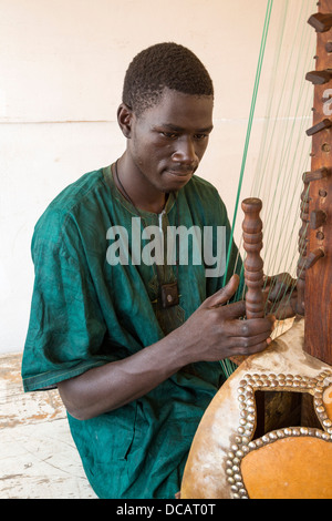 Junge Menschen spielen die Kora, ein Saiteninstrument der westlichen Sahelzone, hergestellt aus einer Kalebasse. Goree Island, Senegal. Stockfoto