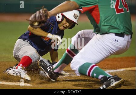 13. August 2013 rutscht - Aberdeen, Maryland, USA - Japan Akito Shozu sicher nach Hause auf einen Wild Pitch während der Japan gegen Mexiko Spiel an der Cal Ripken World Series in Aberdeen, Maryland am 13. August 2013. Japan besiegt Mexiko 5-0. (Kredit-Bild: © Scott Serio/Eclipse/ZUMAPRESS.com) Stockfoto