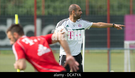 München, Deutschland. 14. August 2013. FC Bayern München Trainer Josep Guardiola (L) steht auf dem Feld beim öffentlichen Training seines Vereins in München, 14. August 2013. Foto: PETER KNEFFEL/Dpa/Alamy Live News Stockfoto