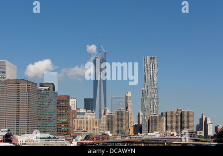 Lower Manhattan Skyline vom East River angesehen. One World Trade Center, "Freedom Tower" in Ferne. New York City, NY, USA Stockfoto