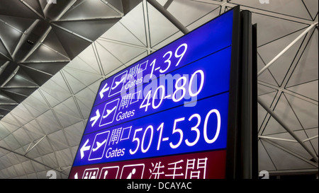 Boarding Gates Zeichen in Hong Kong Flughafen Stockfoto