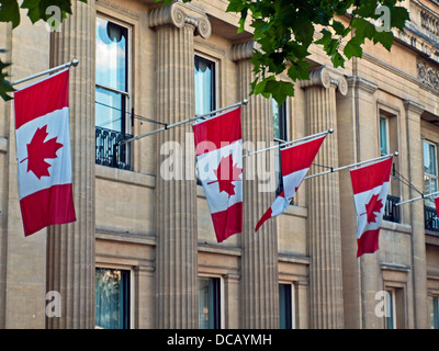 Die Flaggen der Canada House, einem neoklassizistischen Gebäude am Trafalgar Square, die Teil der High Commission of Canada ist Stockfoto