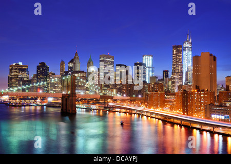 Lower Manhattan von oben den East River in New York City. Stockfoto