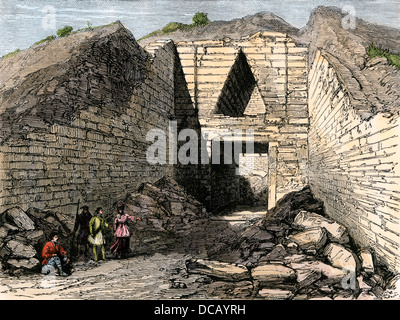 Schliemanns Ausgrabungen des zweiten Treasury von Atreus in Mykene, Griechenland, 1870. Hand - farbige Holzschnitt Stockfoto