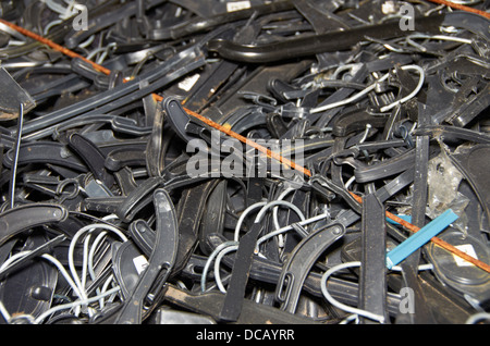alte schwarze Kunststoff Kleiderbügel Stockfoto