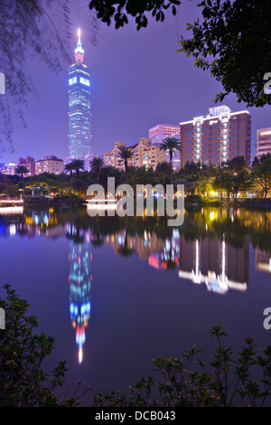 Taipei Skyline von Sun Yat-Sen Memorial Park in Taipei, Taiwan. Stockfoto