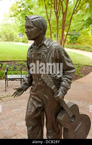 Statue von Elvis Presley im Alter von 13 durch das Haus, das er in Tupelo Mississippi USA geboren wurde Stockfoto