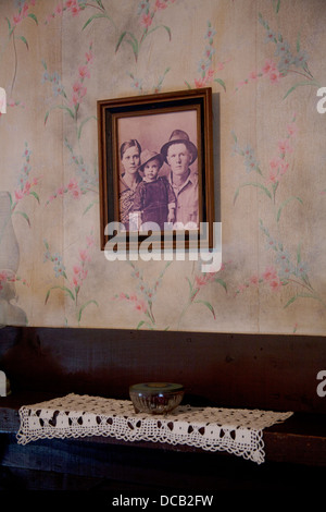 Familienfoto von Elvis Presley und Eltern an der Wand des Haus der Familie, wo er in Tupelo Mississippi USA geboren wurde Stockfoto