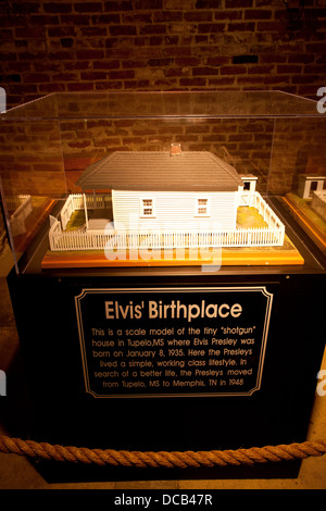 Modell von Elvis Kindheit zu Hause in Tupelo auf dem Display an Graceland die Heimat von Elvis Presley in Memphis Tennessee USA Stockfoto