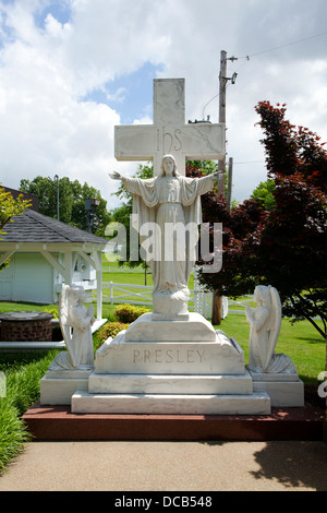 Das Memorial Garden mit den Gräbern von Elvis Presley und seine Eltern in Graceland in Memphis Tennessee USA Stockfoto