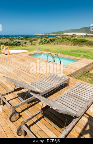 Pool-Terrasse mit Möbeln Stockfotografie - Alamy