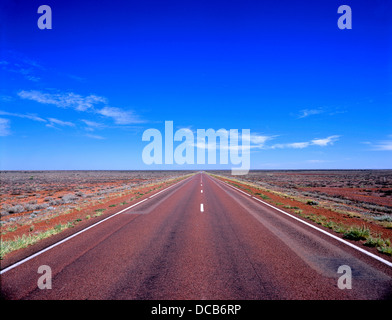 South Stuart Highway durch das Outback in der Nähe von Coober Pedy Stockfoto