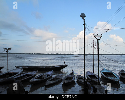 Boote auf dem Fluss Ganges in Varanasi, Indien Stockfoto